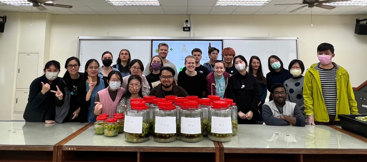 外籍生釀梅活動大功告成-期待中秋開箱