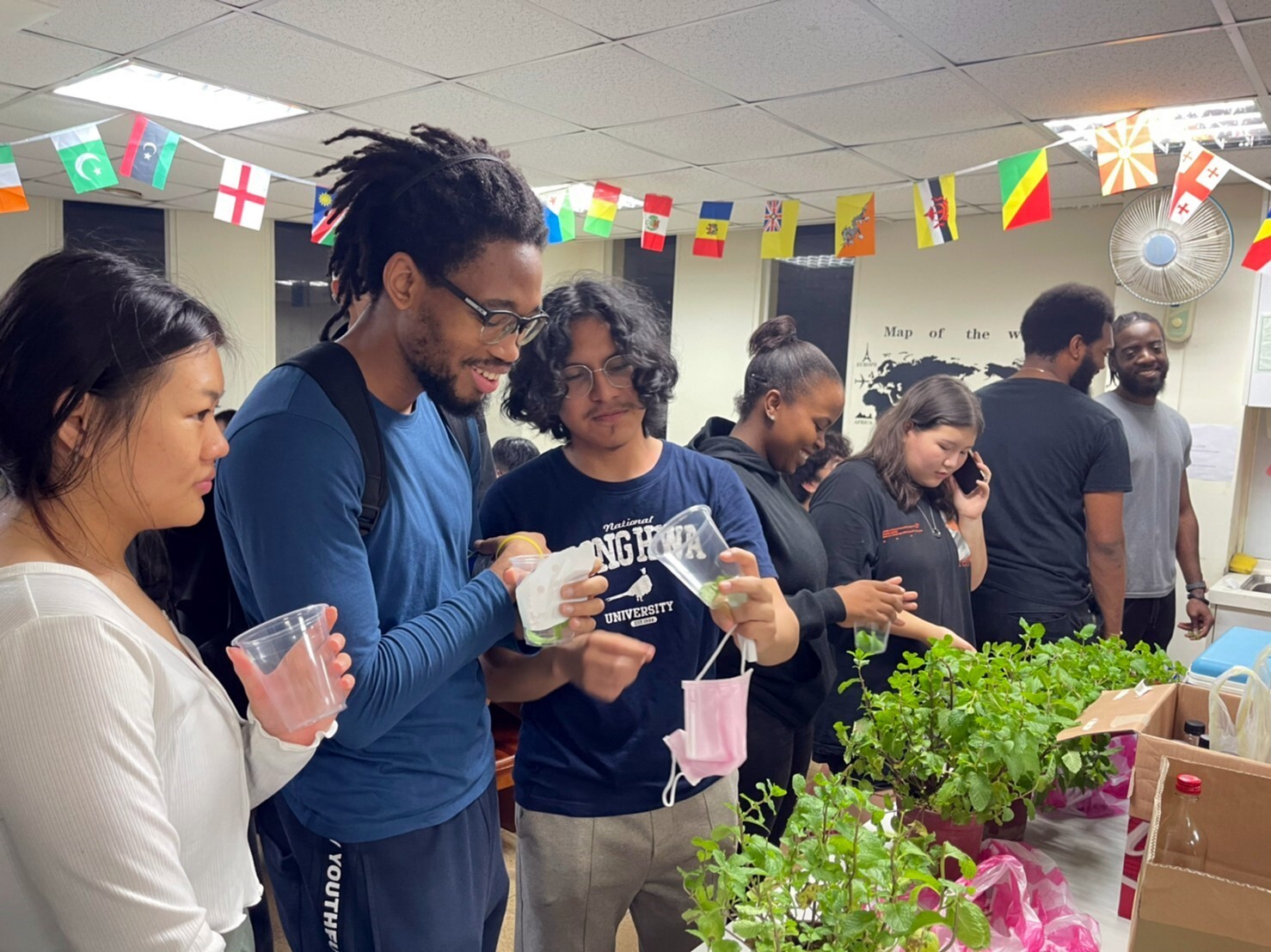 現場同學自摘薄荷葉調配專屬飲品