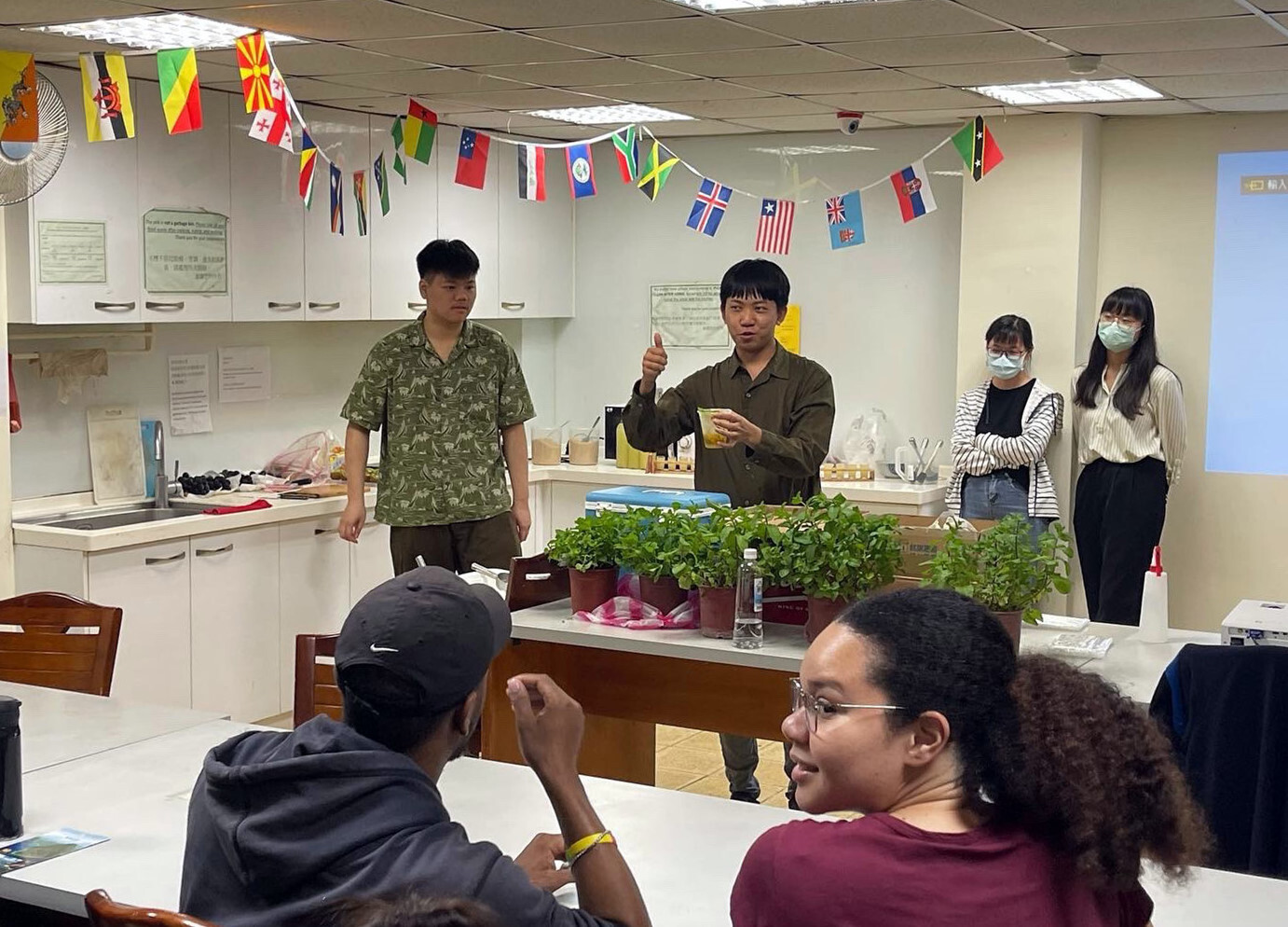 資工系同學親授調配手搖飲