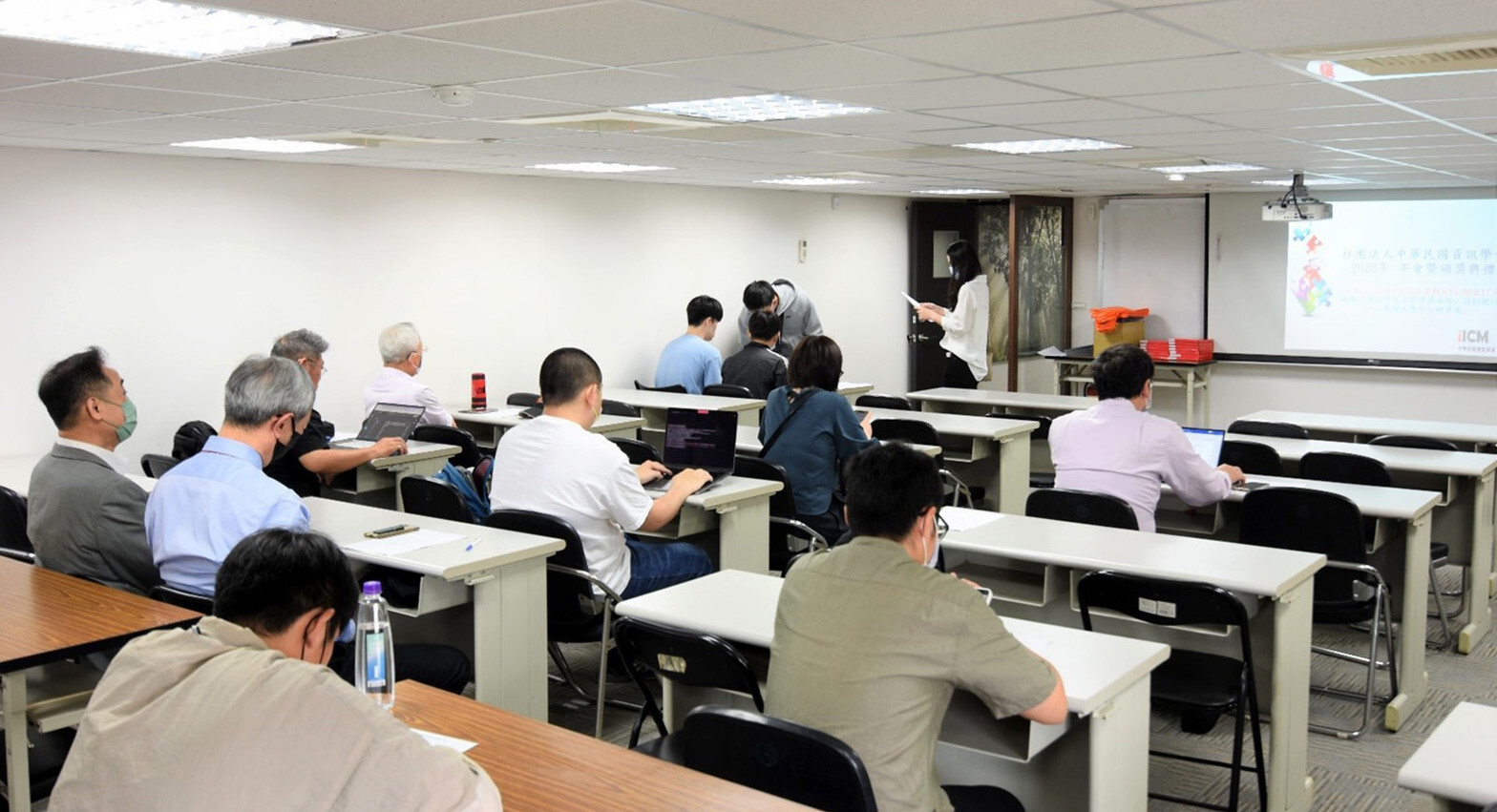 年會才開始報到,入座人數已經非常多
