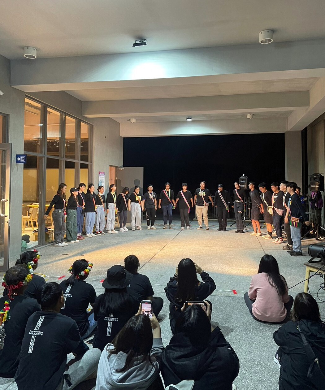 阿美族學生會-演唱〈沾醬歌〉,紀錄阿美族的飲食習慣,悅耳又賦有文化內涵的族曲