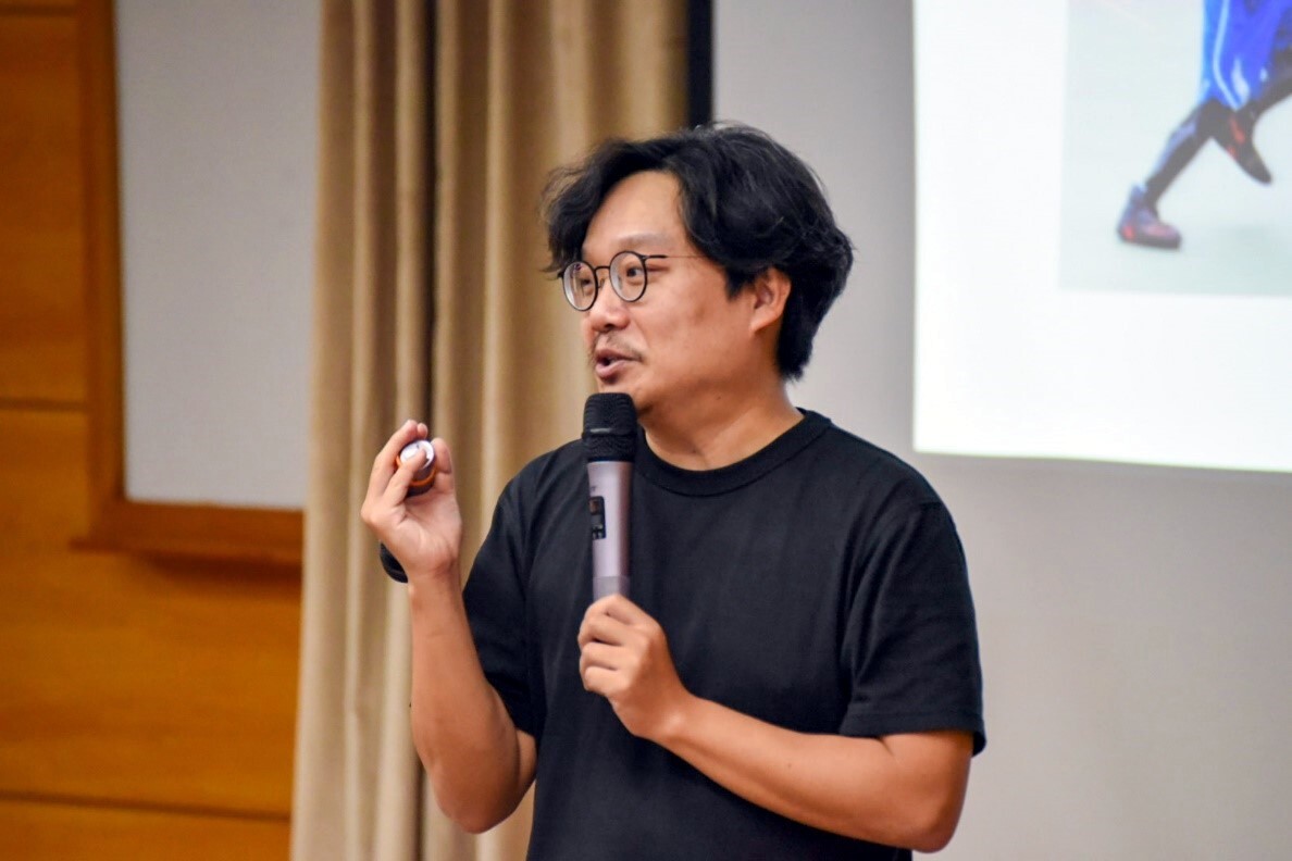 張志宏老師與學生分享性別意識觀念