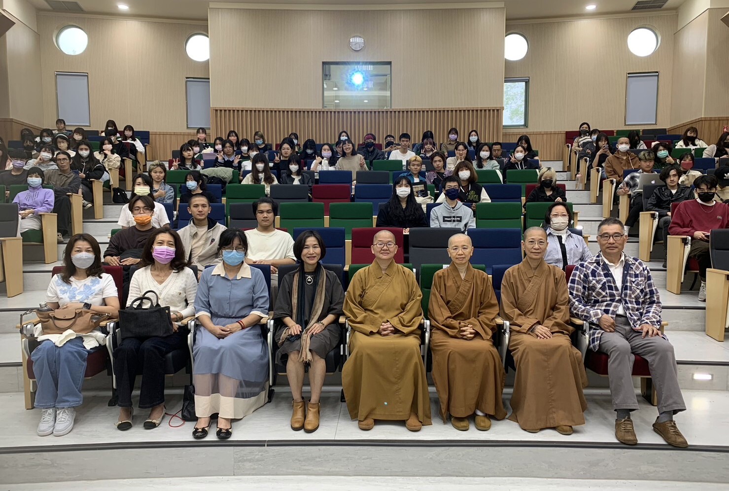 參加「當代藝術與策展-談新媒體藝術展」演講人員全體大合照
