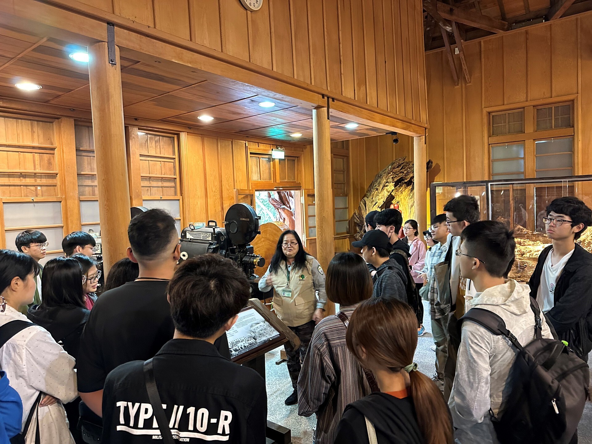 林務局及林田山林業文化園區導覽員為參訪師生介紹臺灣林業發展脈絡,以及如何將日式檜木建築群及空間進行觀光再利用