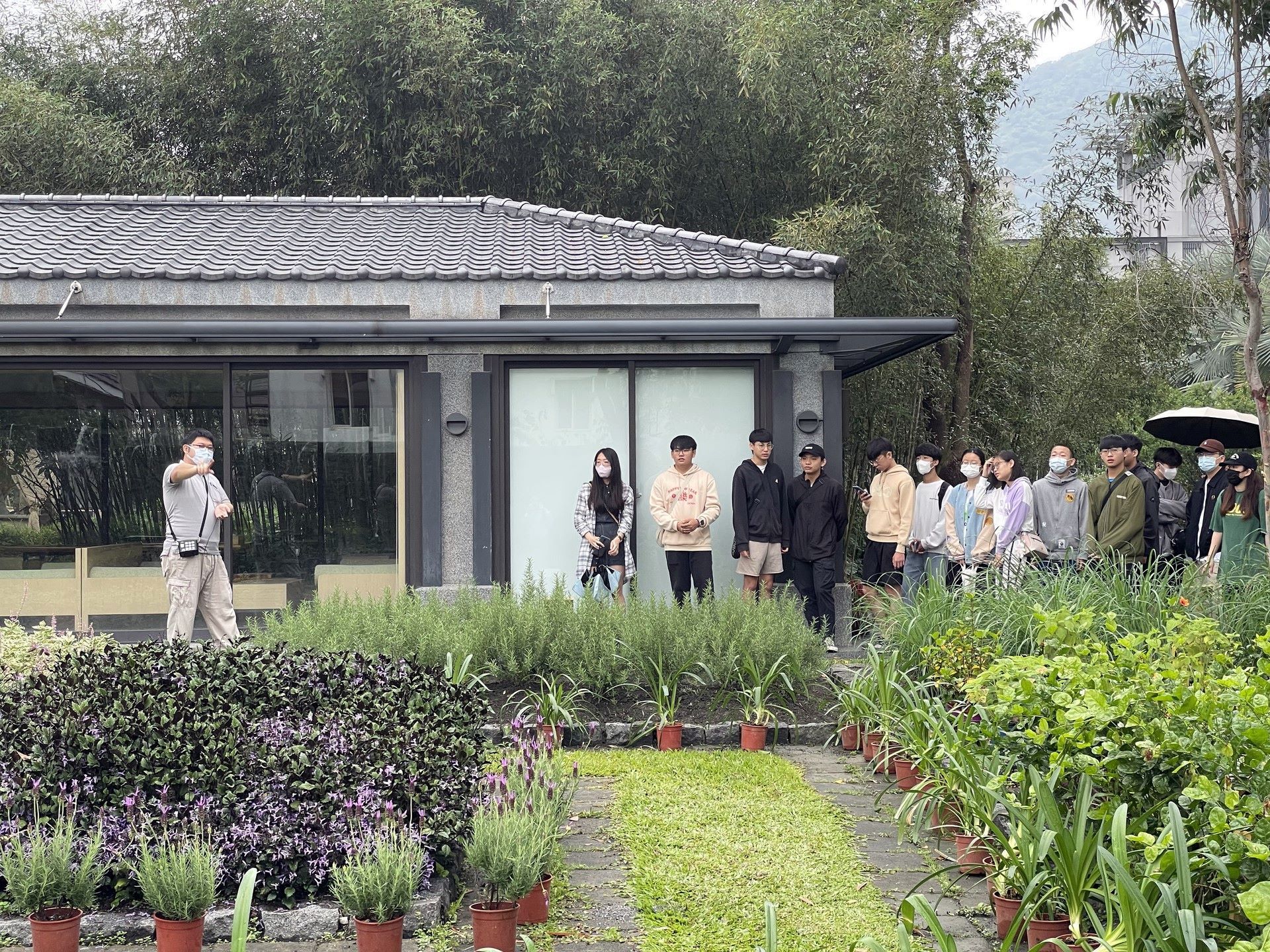 秧悦美地度假酒店休閒育樂部專業解說員帶領學生導覽自然生態有機香草花園