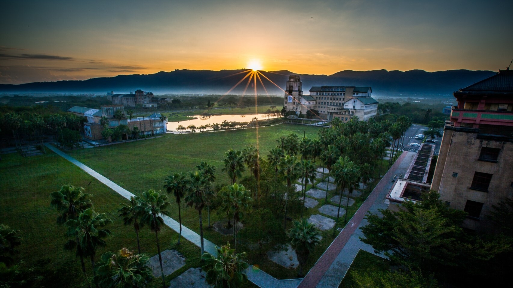 國立東華大學校園迎來晨曦