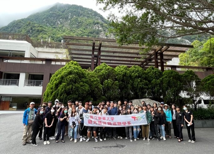 東華大學觀遊系師生與晶英酒店同仁合照