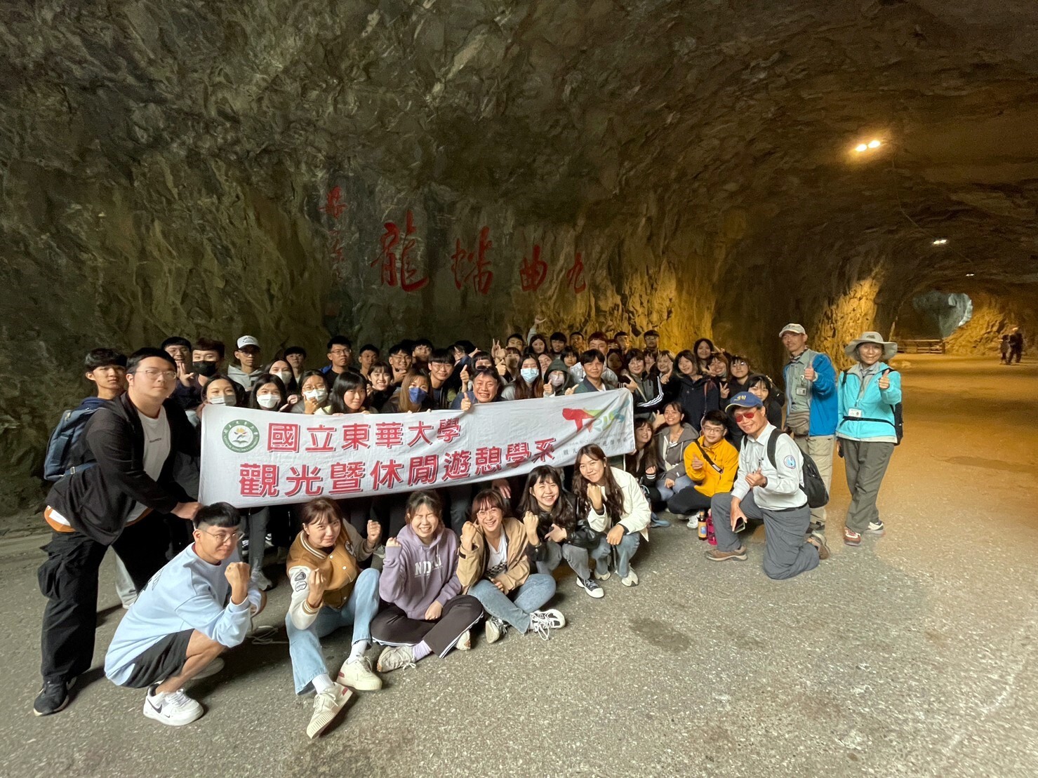 東華大學觀遊系師生與太魯閣國家公園管理處解說老師合照