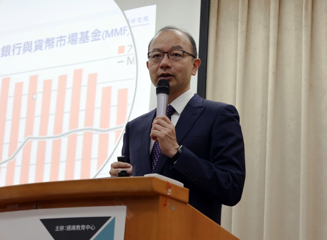 孫主任與學生分享國內外經濟情勢
