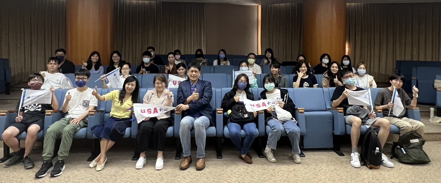國際事務處侯介澤副處長、學術交流基金會同仁與參與師生合照