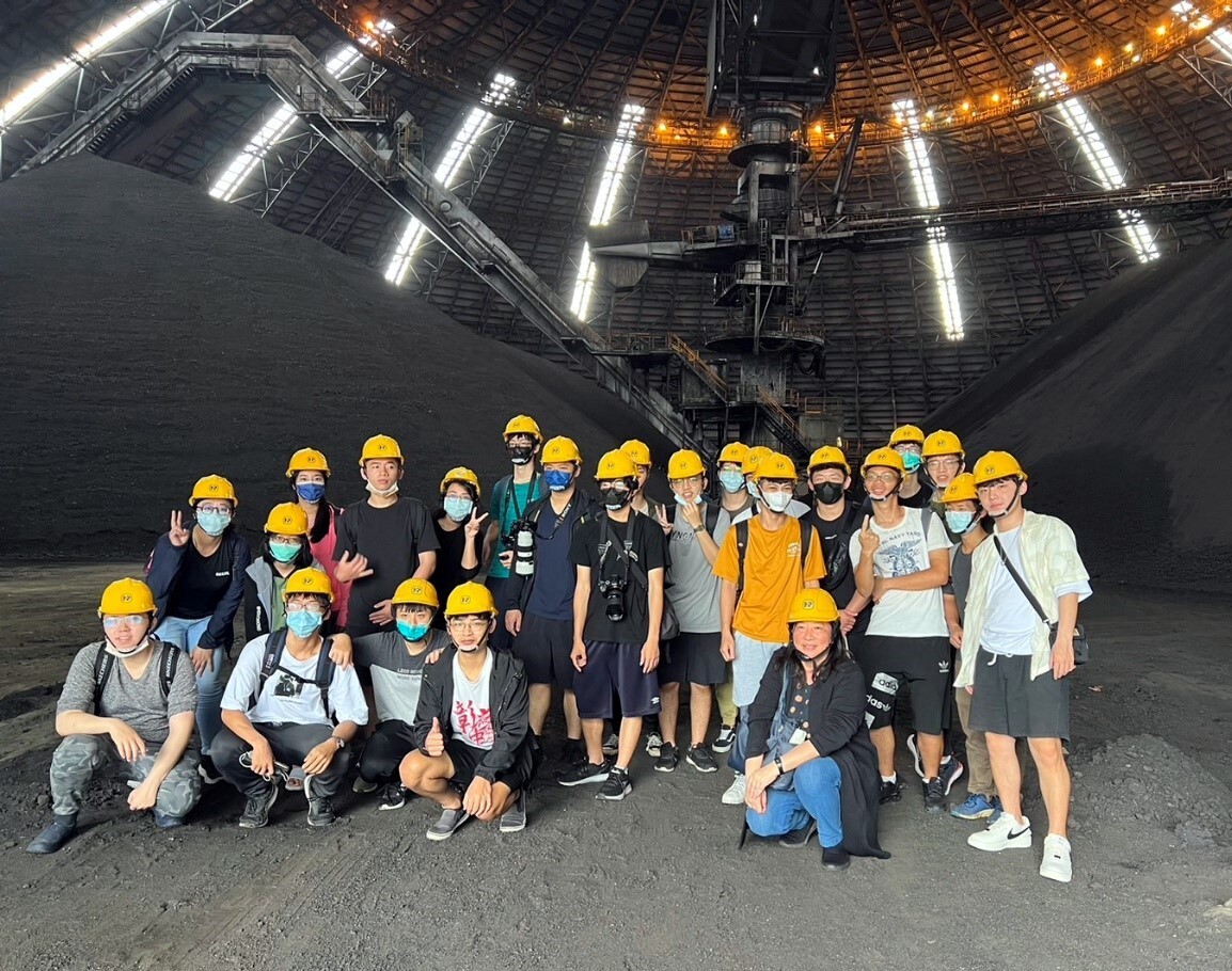 東華大學光電工程學系師生於秀林鄉和平電廠的煤倉進行走讀