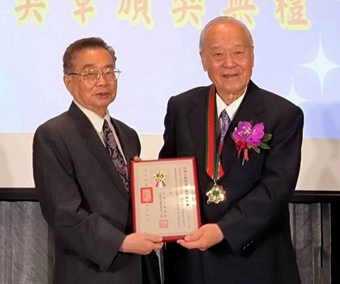 東華藝設系碩士班彭明德同學(圖右)榮獲第六十四屆中國文藝獎章美術創作獎水墨類,