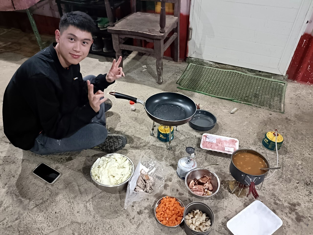 學生使用爐頭與鍋野炊晚餐