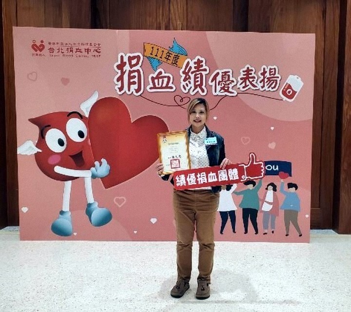 東華大學榮獲教育部「111年度捐血成績績優學校」,由學務處衛保組護理師吳星穎代表領獎