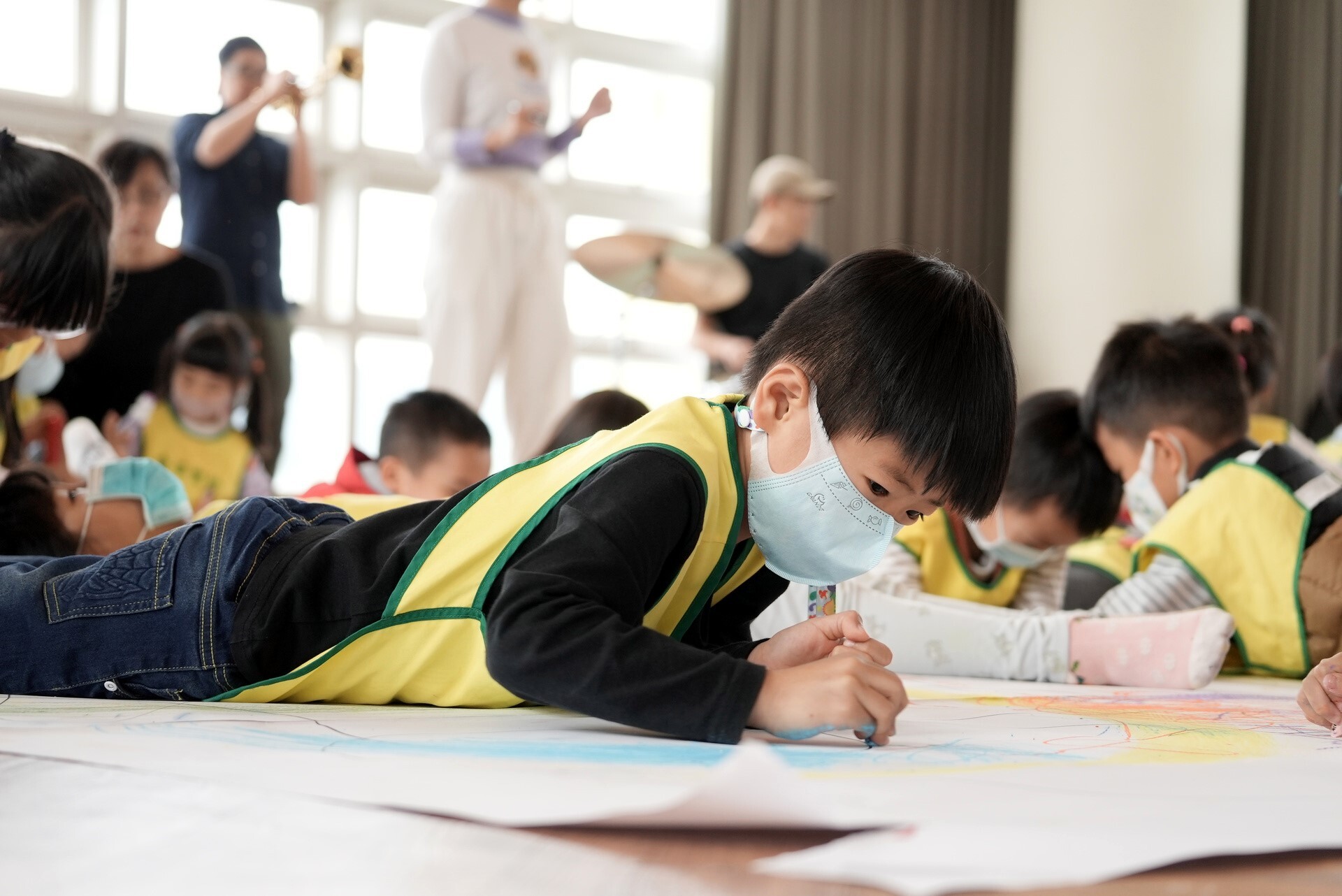 孩子們手持畫筆,跟隨著旋律畫圖