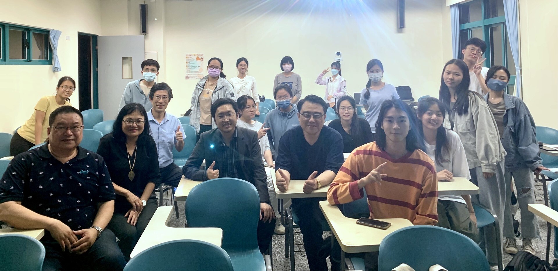 講座結束後師生與講師合影留念