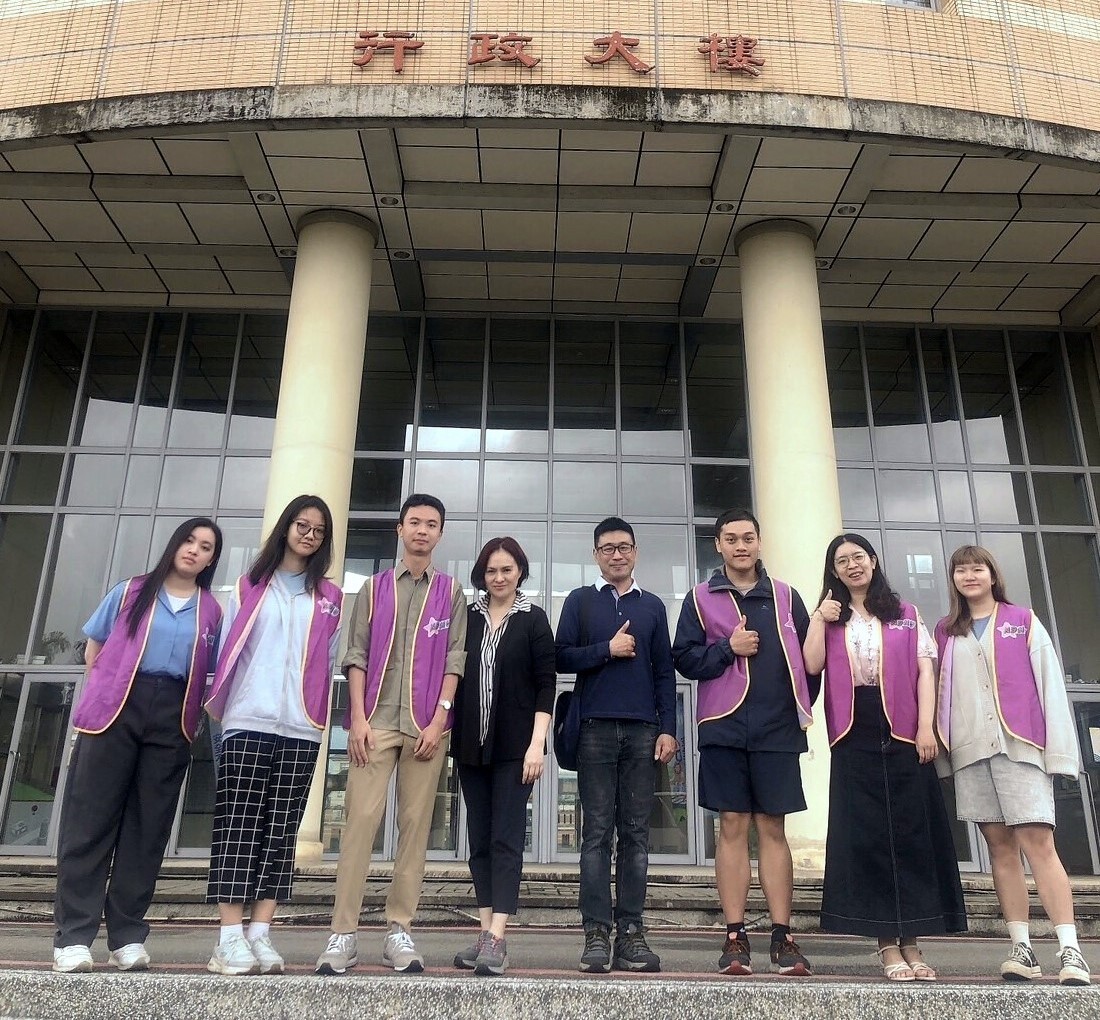 學生事務處衛保組黎士鳴組長在志工團隊出發前加油打氣大合照