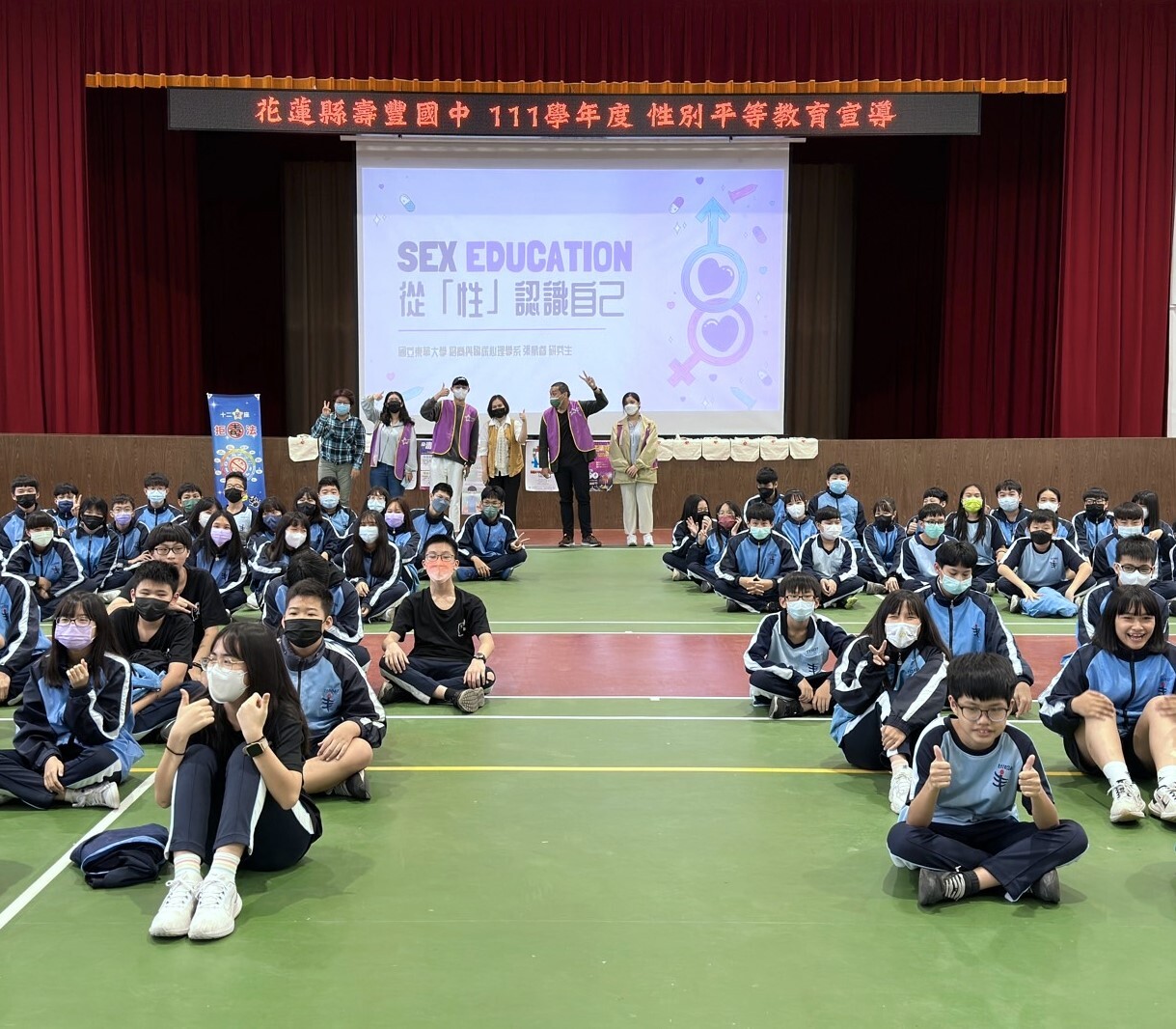 王惠貞護理師帶志工團隊與壽豐國中7-8年級學生宣導後大合照