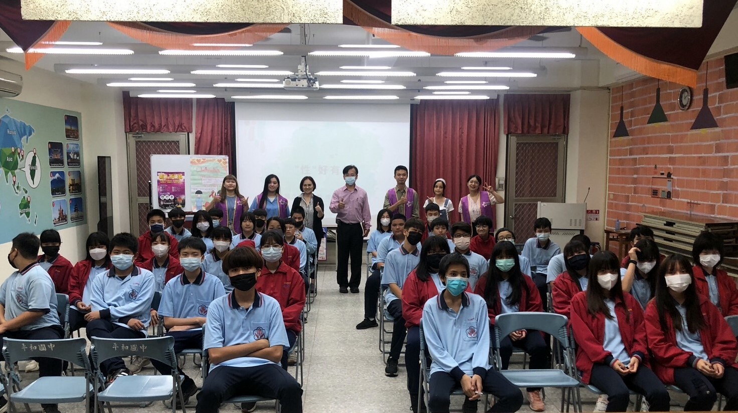 王惠貞護理師帶領志工團隊與平和國中黃建榮校長暨全校學生宣導後大合照