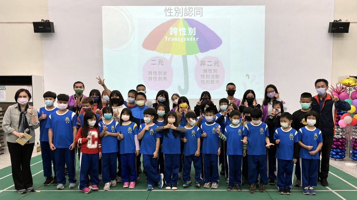 王惠貞護理師帶志工團隊與月眉國小廖仁藝校長暨全校學生宣導後大合照