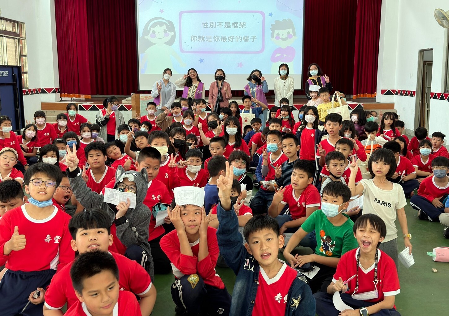 王惠貞護理師帶志工團隊與壽豐國小全校學生宣導後大合照