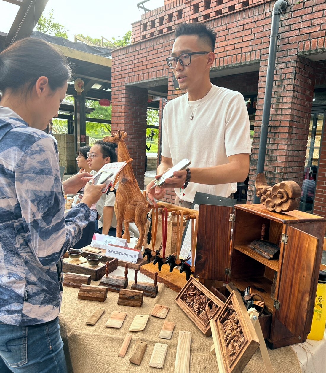 攤位學生向訪賓介紹作品