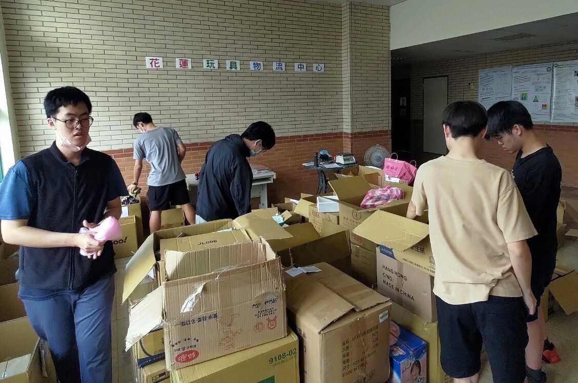 學生團隊整理第一批物流玩具