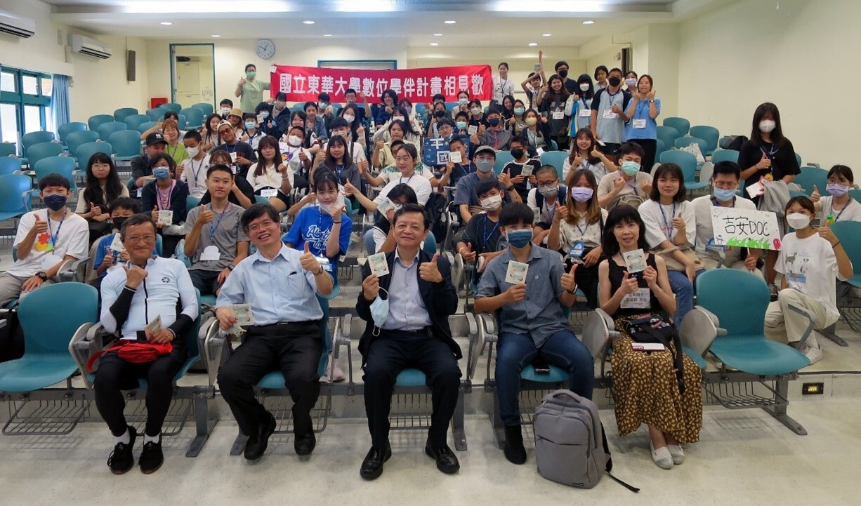 林副校長信鋒(中)與各校師長及大小學伴合照