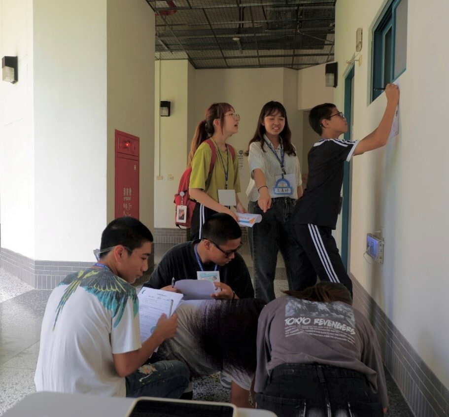 大小學伴一同在花師教育學院闖關並完成學習單