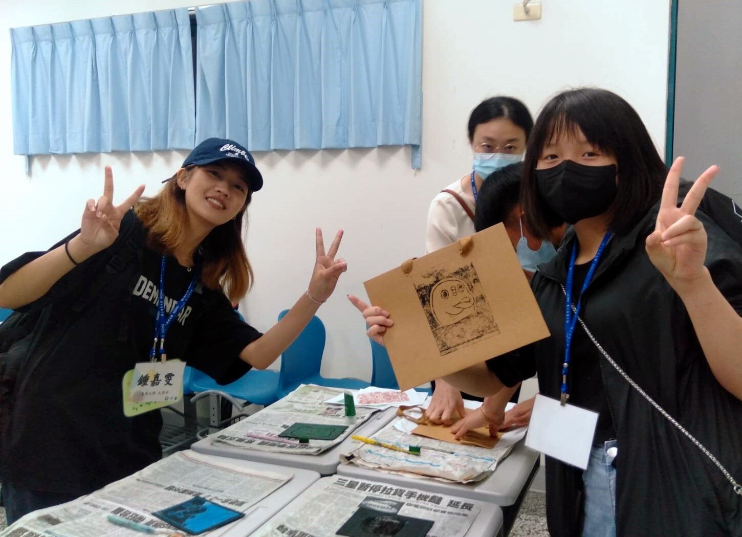 大小學伴在花師教育學院進行闖關活動-體驗版畫拓印