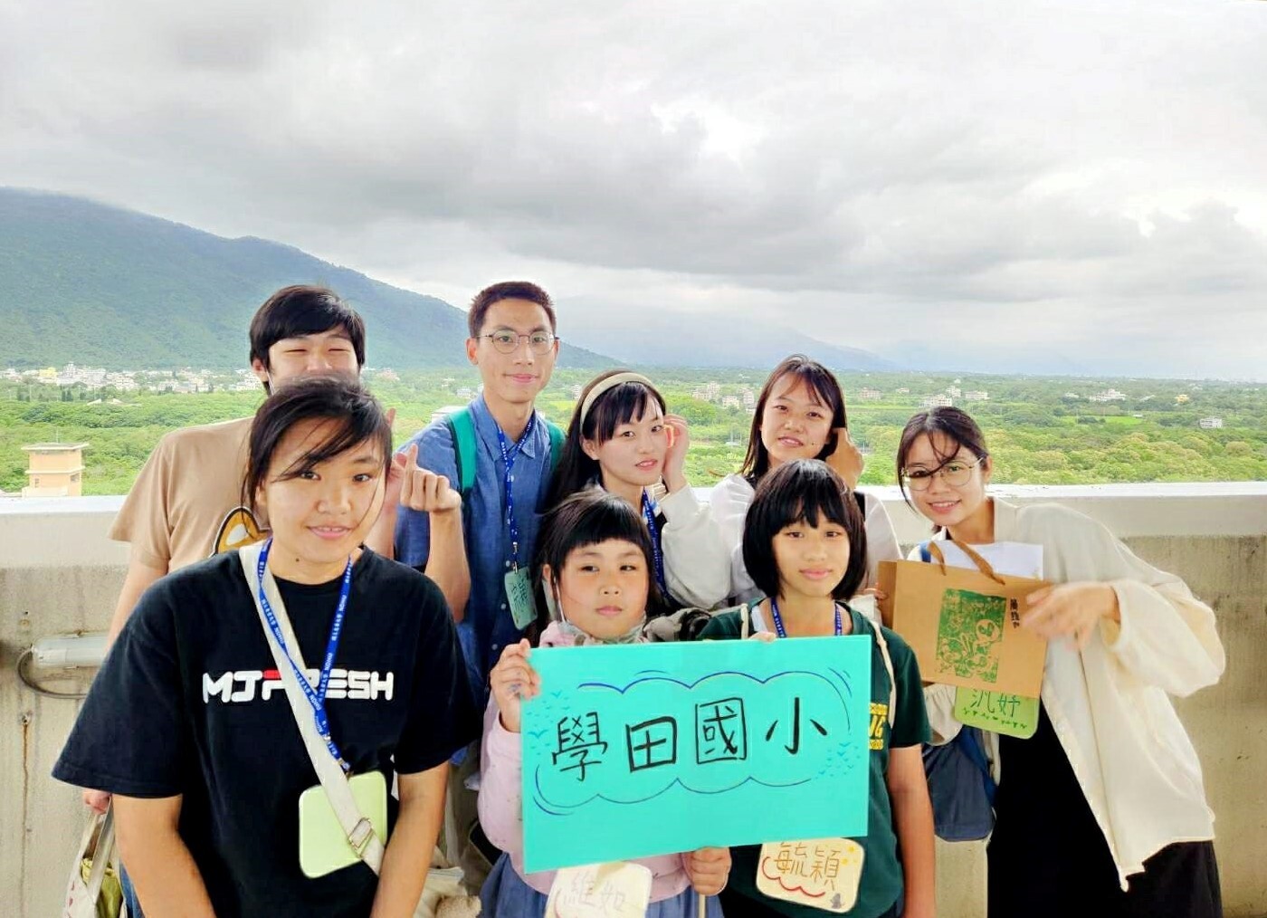 大小學伴在東華大學圖書館塔樓合影留念