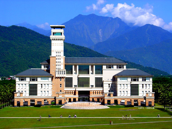 東華大學圖書館與背後宏偉的中央山脈相輝映