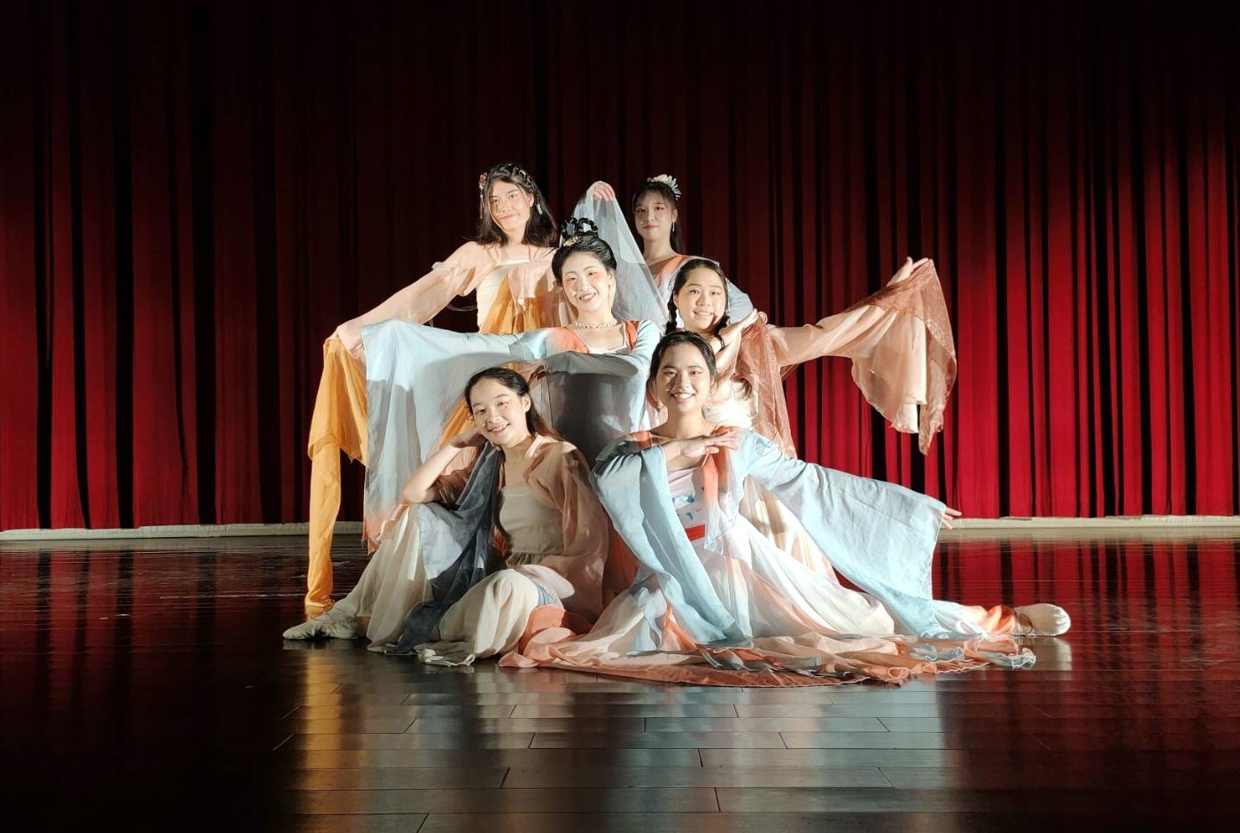 舞蹈表演《宴飲琵琶行》,以舞蹈和音樂的形式重新演繹白居易《琵琶行》