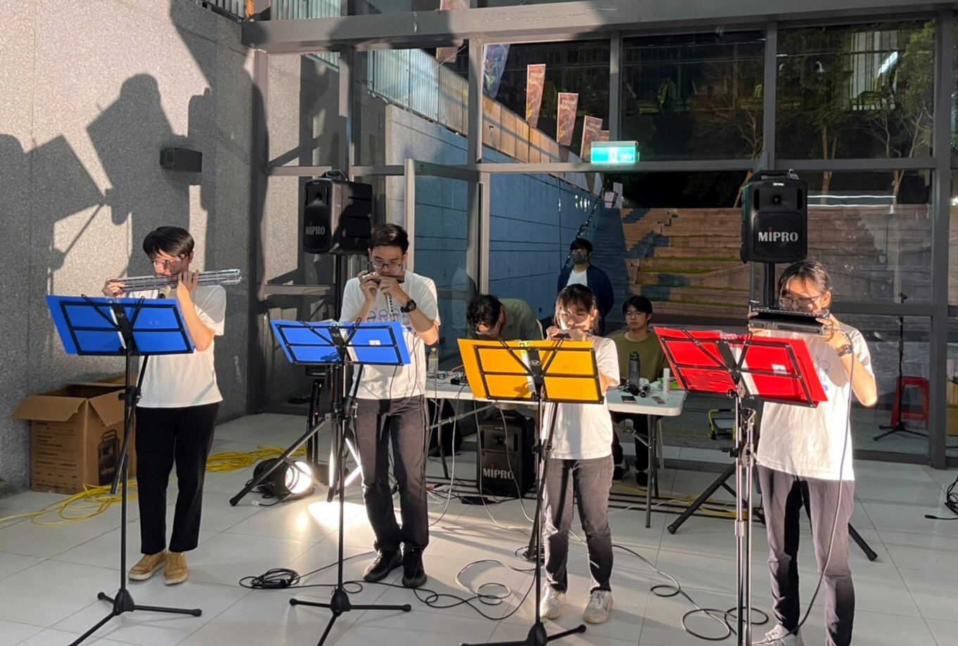 口琴社社團表演口琴四重奏,演奏美國、歐洲、日本等各國曲風的樂曲,就像以音樂帶領大家遊歷世界
