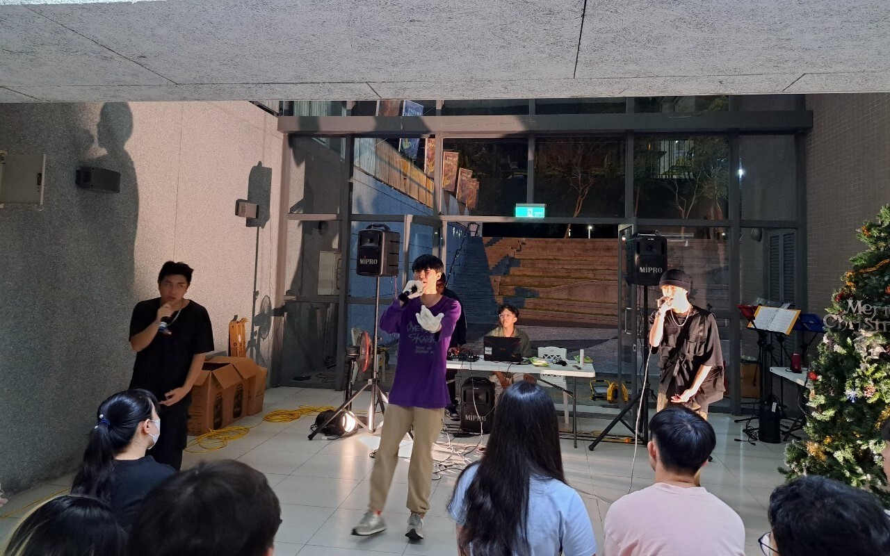 嘻哈文化研究社團員隨著伴奏,帶著快節奏的韻律吟誦,饒舌的音樂風格,現場動感十足