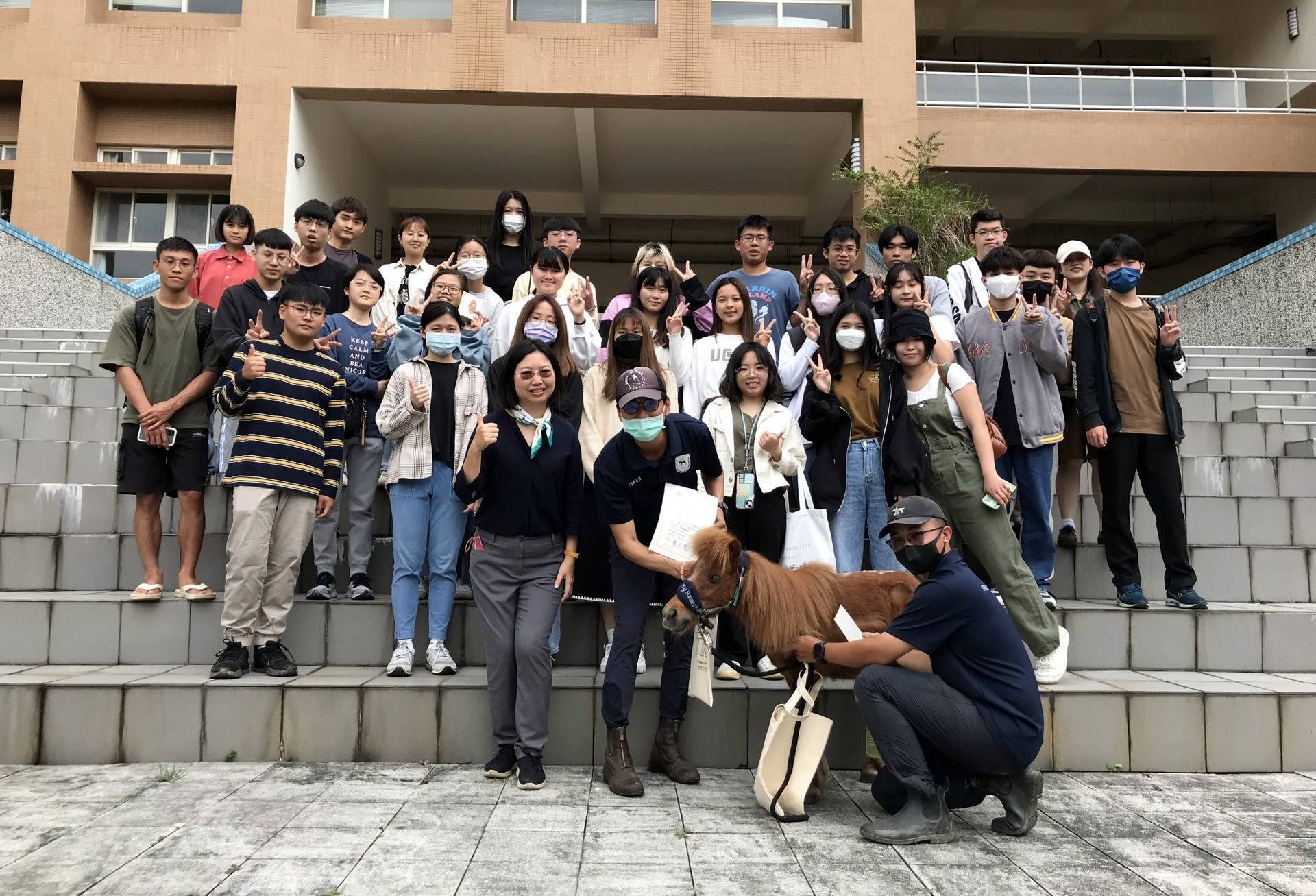 觀遊系師生馬匹體驗大合照