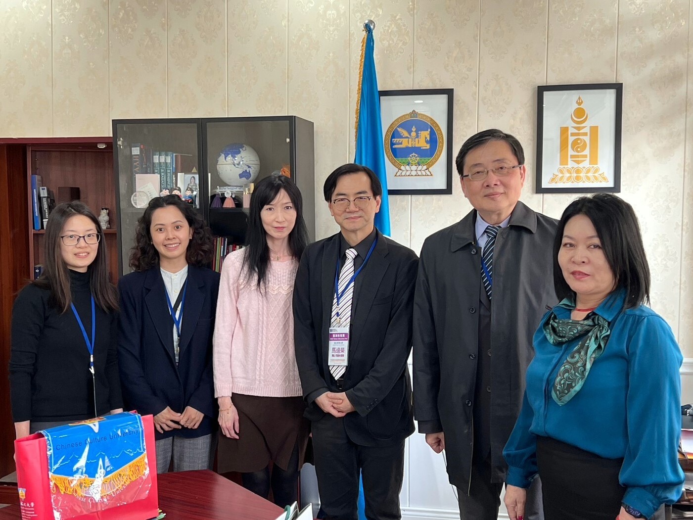 東華與文化大學一同拜會蒙古當地中學與中學校長合影