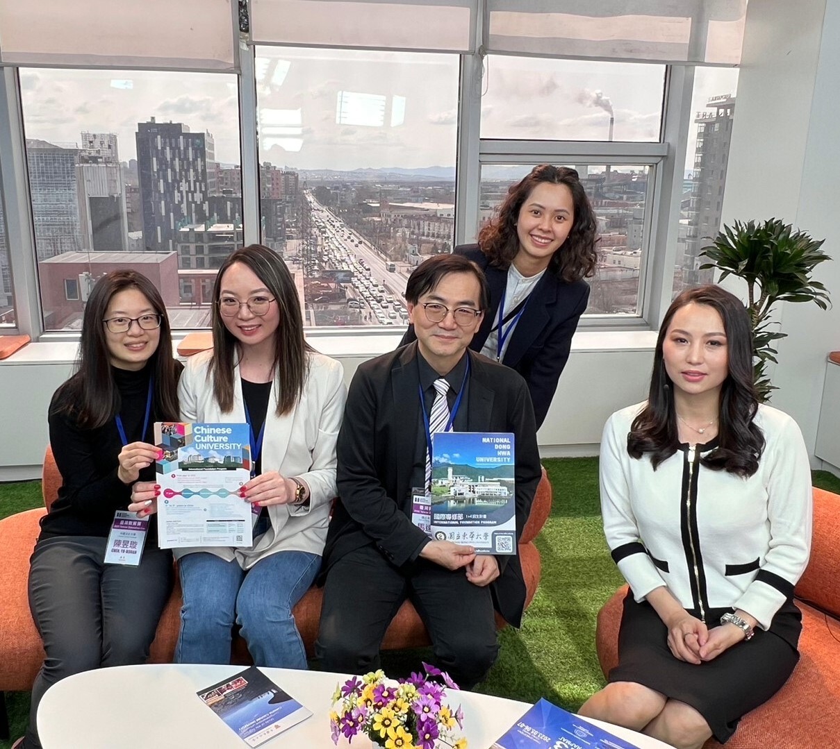 馬副校長及文大學一同接受當地電視台採訪