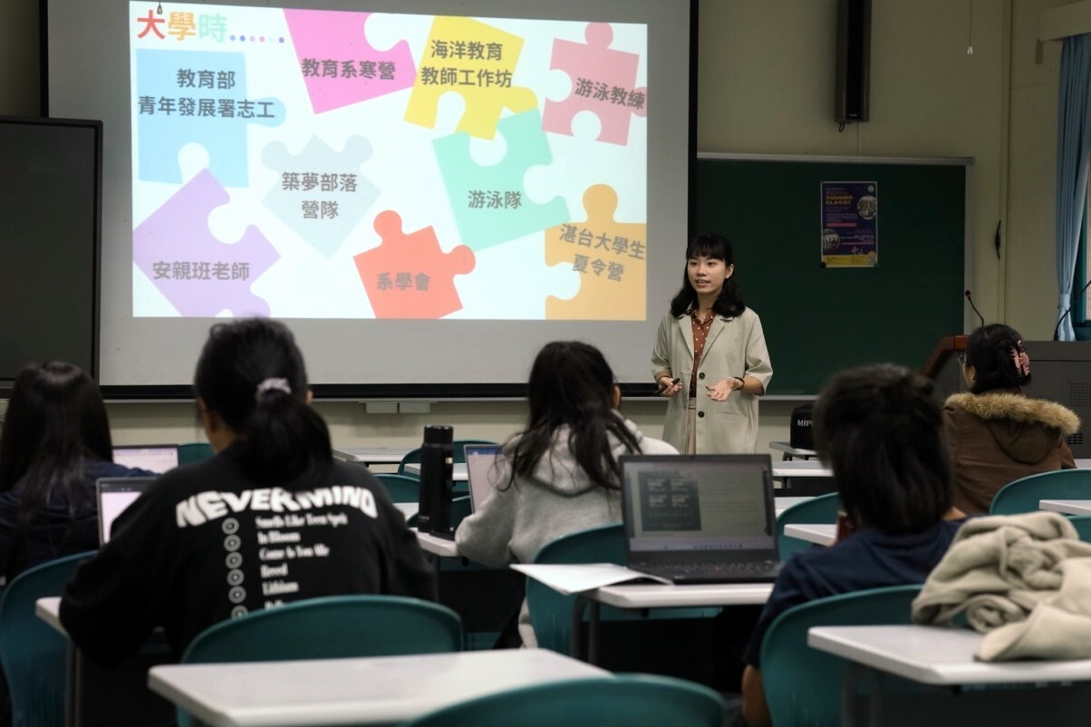 游舒合老師以互動式的方式和同學們討論自己的興趣與在生活中所關注的事