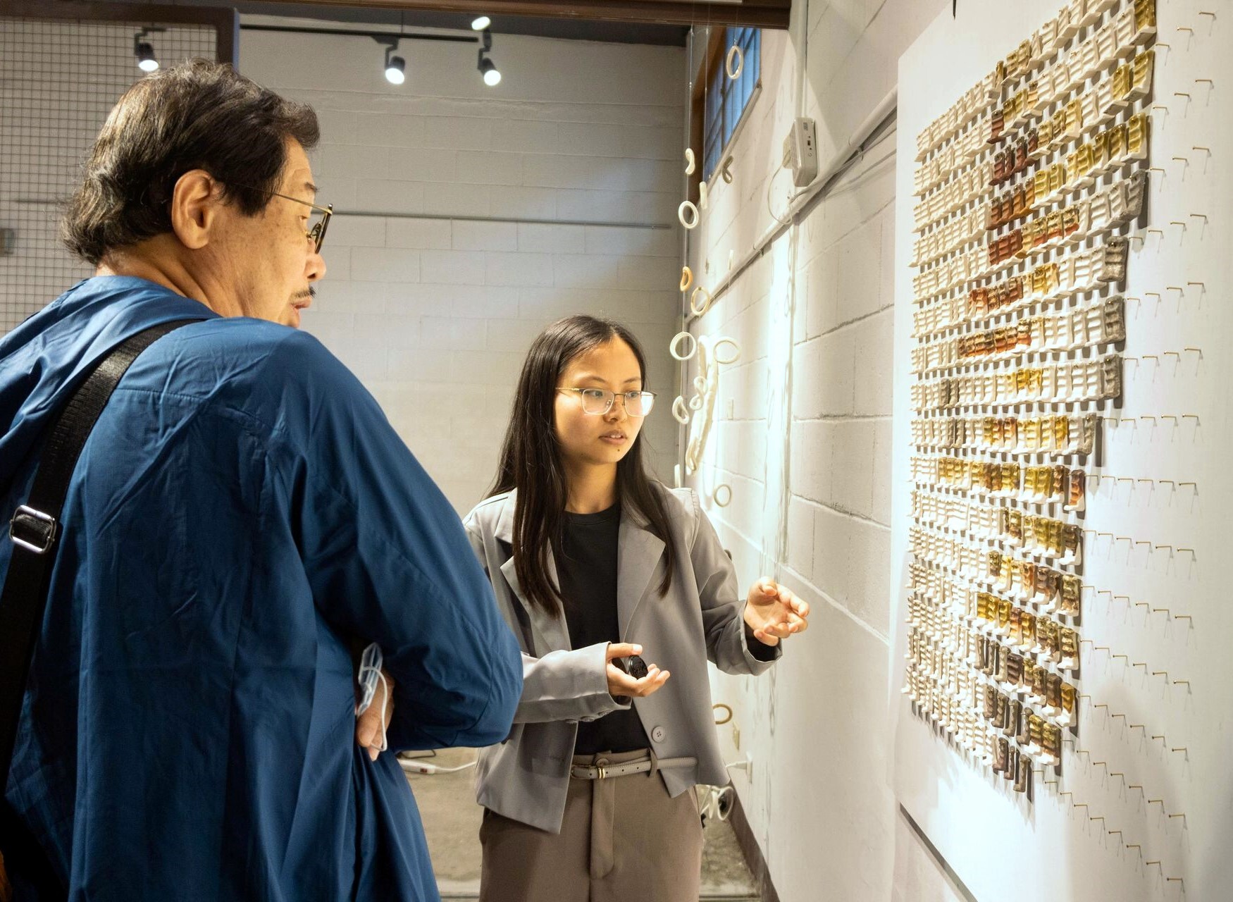 創作者於展場交流創作想法,與觀眾展開近距離對話