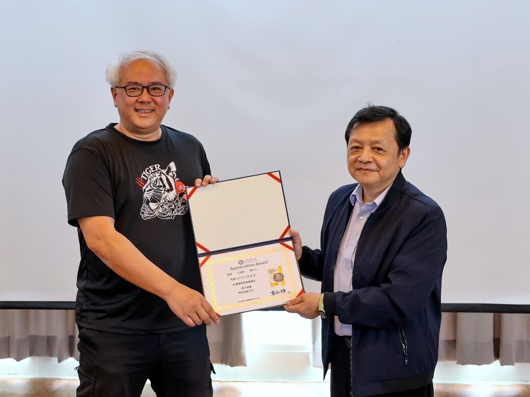林副校長頒發感謝狀