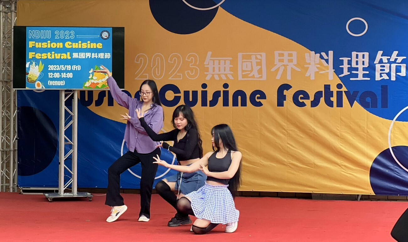來自越南團隊的舞蹈表演