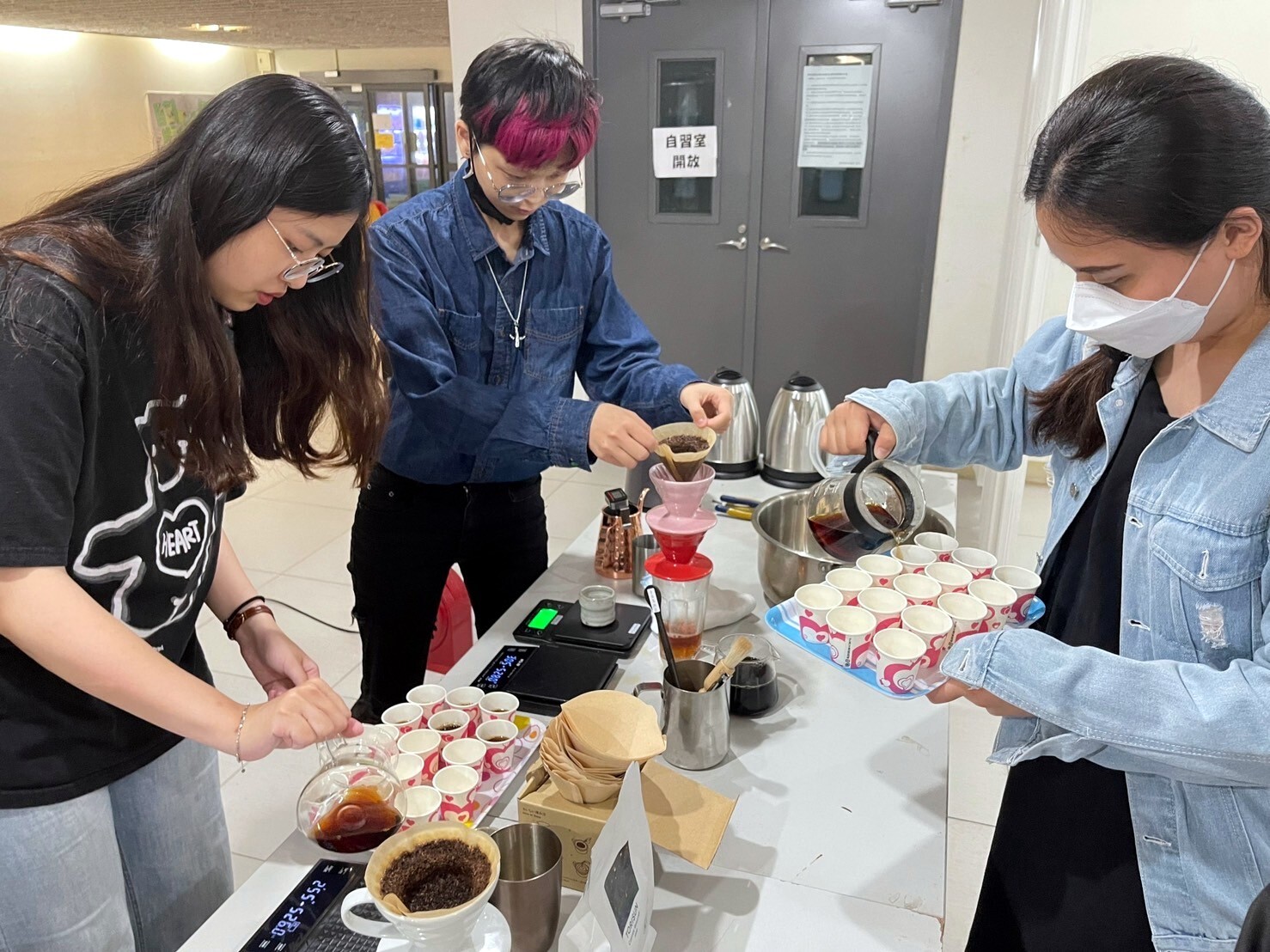 咖啡社同學現場親泡手沖咖啡