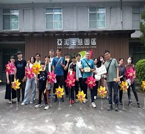 衛保組長黎士鳴老師帶領同學至生態園區感受大自然