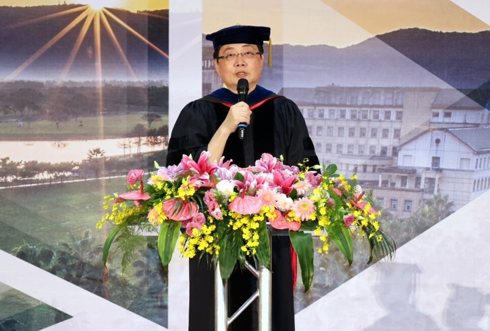 校長致詞,希望同學永遠記著父母對你的好,出外工作每天無論如何打一個電話給父母