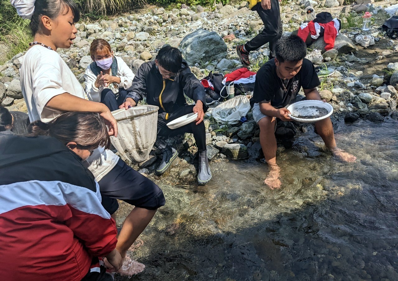 帶領蘭嶼高中師生採集溪流水棲昆蟲與水質檢測