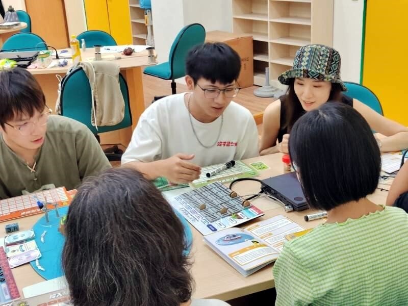 學生透過桌遊,展開激烈的協商過程