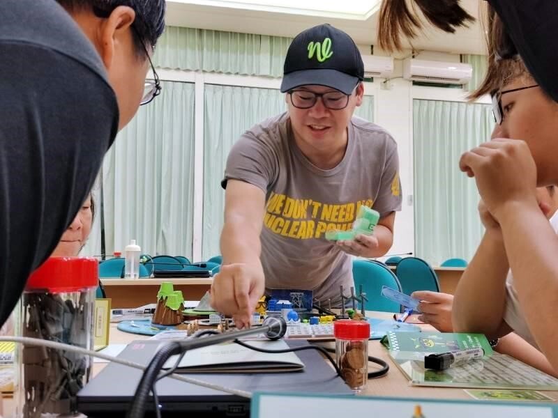 地球公民基金會執行長蔡中岳,帶領學生遊玩桌遊