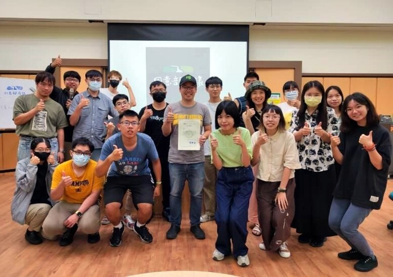 地球公民基金會執行長蔡中岳(中間)與參與同學的大合照