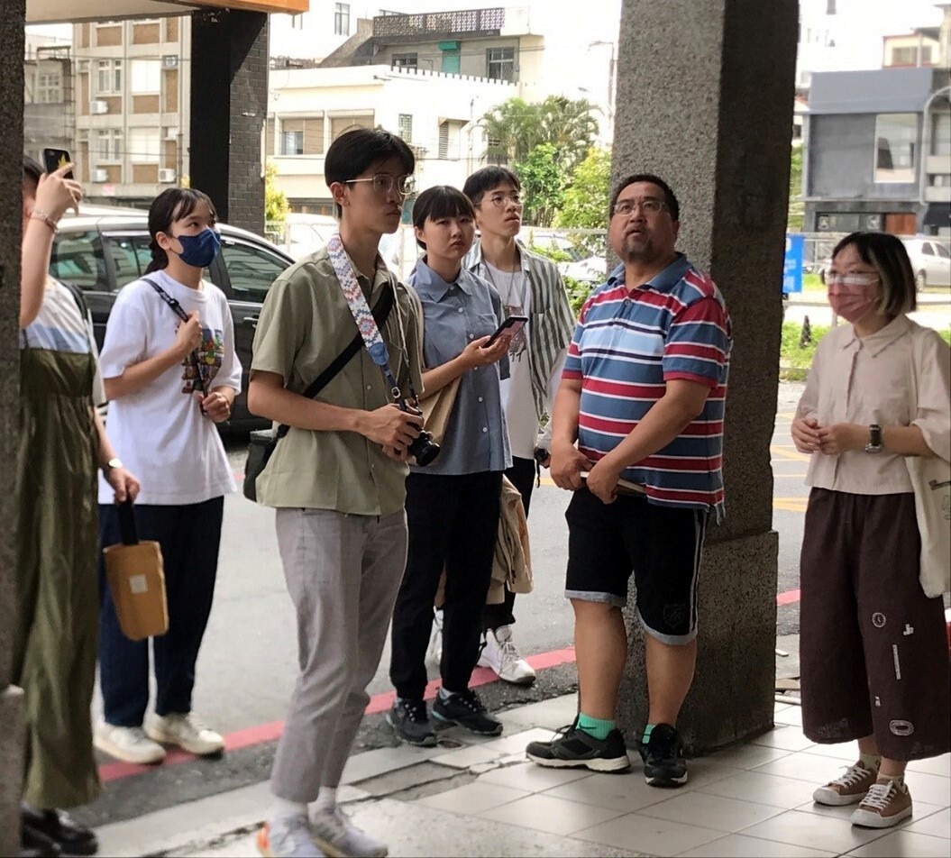 花蓮文史工作者葉柏強引導下「轉去溝仔尾」小組觀察溝仔尾的文史